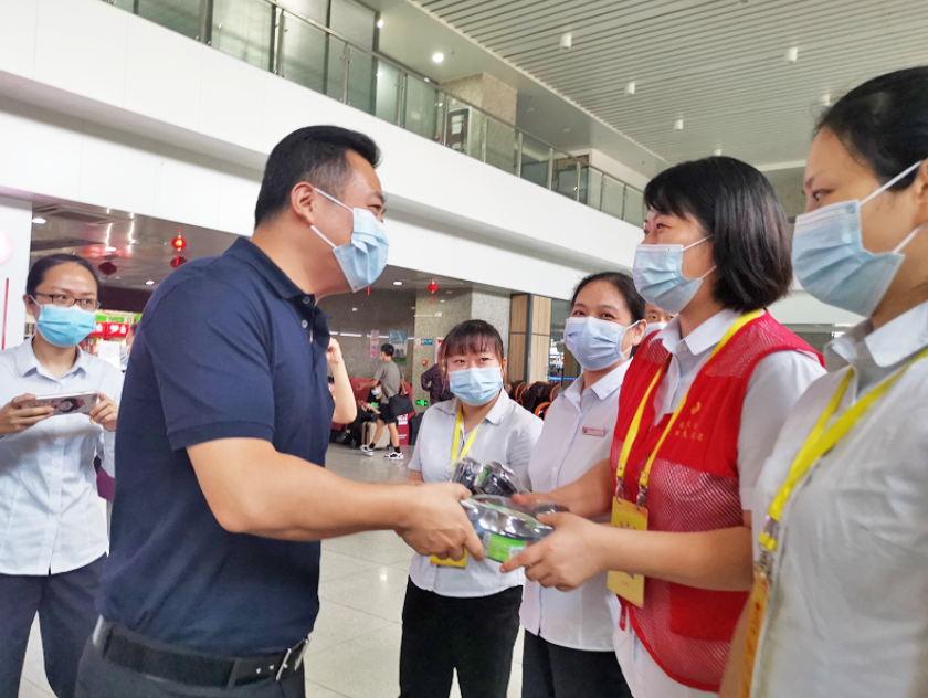 王曉慰問大通物流、都市城際公交一線干部職工