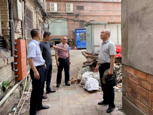 戴豪贛督導(dǎo)長鴻物業(yè)安全生產(chǎn)、疫情防控及危房清退工作