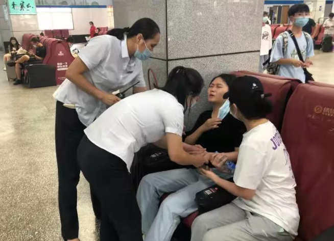 都市城際公交   女乘客突發(fā)不適，工作人員暖心援助