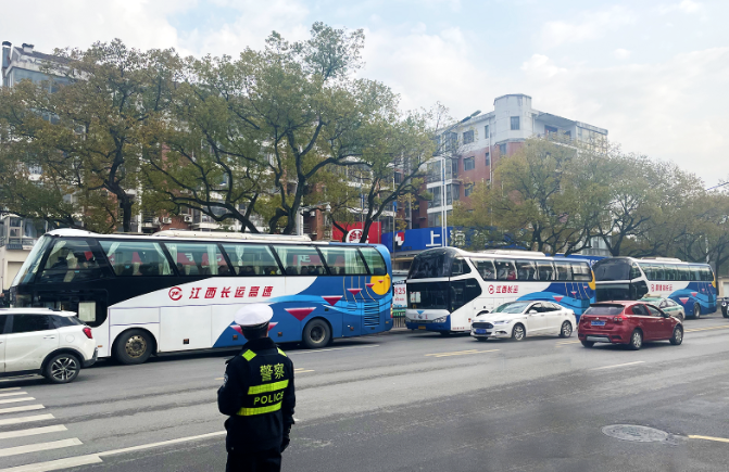 景德鎮(zhèn)長運(yùn)旅游發(fā)展公司圓滿完成“景德鎮(zhèn)國際陶瓷藝術(shù)雙年展”運(yùn)輸任務(wù)