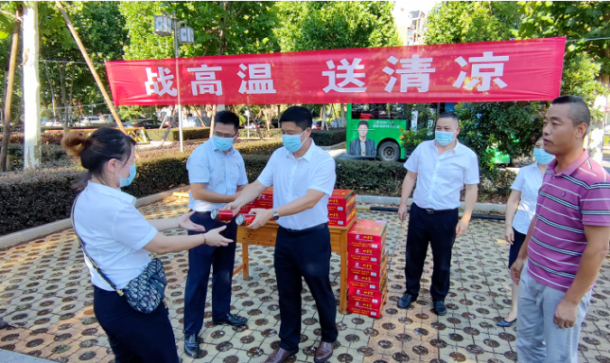 占梁慰問鷹潭長運、鷹潭公交一線職工  肖良芝陪同