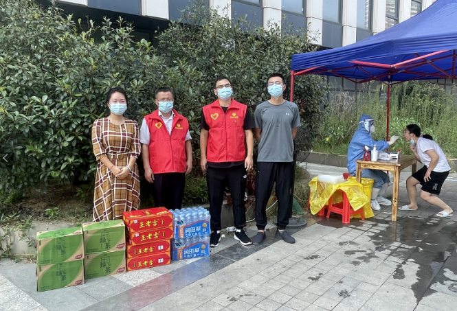 長(zhǎng)運(yùn)出租 同心抗疫慰問社區(qū)一線防疫人員