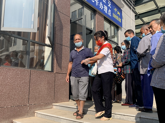 上饒汽運(yùn)  德興鎮(zhèn)村公交積極開展敬老卡、愛心卡年審工作