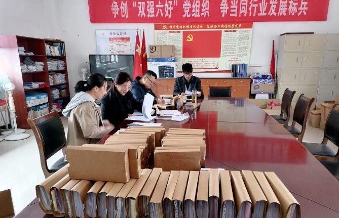 提高公司質(zhì)量在于公司治理。江西長運以“國企改革三年行動計劃”為抓手，通過完善現(xiàn)代企業(yè)治理體系，明晰治理主線，優(yōu)化治理結(jié)構(gòu)，助力公司激發(fā)內(nèi)生動力，提升公司質(zhì)量，提高治理效能，涅槃升級，實現(xiàn)可持續(xù)發(fā)展。  圖片 01 加強黨的領(lǐng)導  圖片 江西長運將黨的領(lǐng)導融入公司治理，與下屬企業(yè)全部完成“黨建進章程”工作，制定重大事項黨