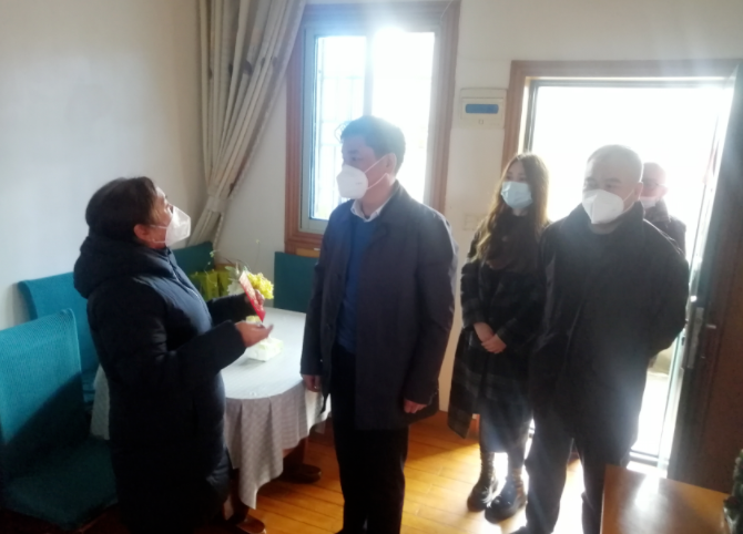 陳皓冒雨走訪慰問市勞模、退休長運(yùn)老職工萬正梅