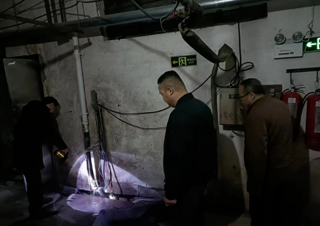 長(zhǎng)運(yùn)物業(yè)  商城分公司檢查抽水泵，保障雨季安全