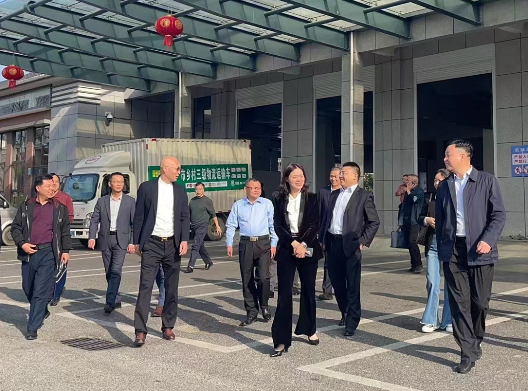 上饒汽運(yùn) 吉安縣政府領(lǐng)導(dǎo)及吉安長(zhǎng)運(yùn)領(lǐng)導(dǎo)到德興鎮(zhèn)村公交公司考察交流工作