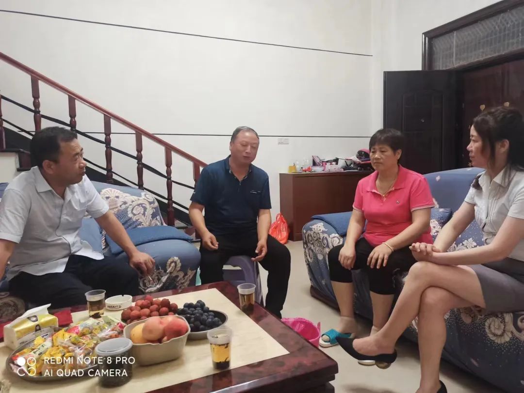 上饒汽運(yùn) 走進(jìn)駕駛員家中開展家訪慰問