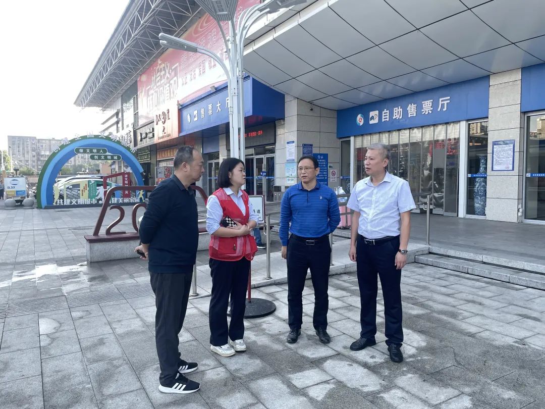 劉志堅督導(dǎo)檢查都市城際公交創(chuàng)文鞏衛(wèi)工作