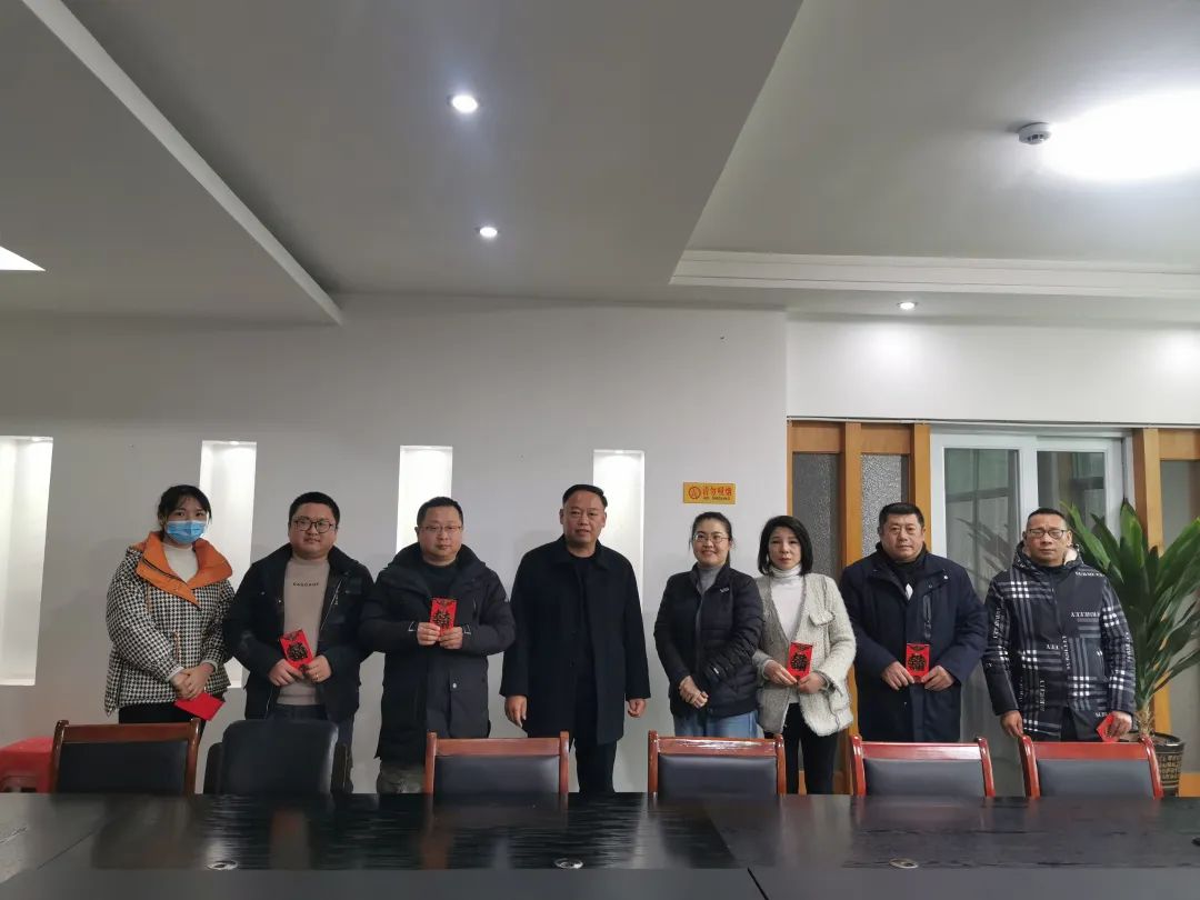 鷹潭公交 慰問勞模、困難職工