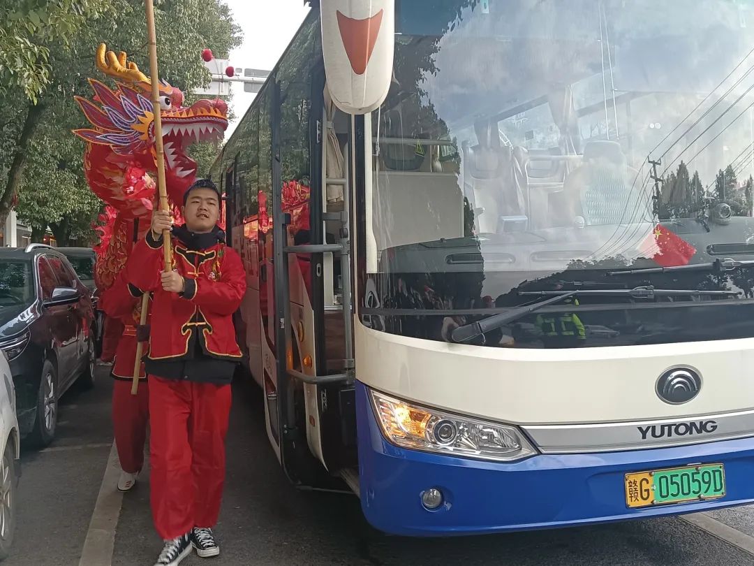 九江長(zhǎng)運(yùn):永修公司助力永修縣舞龍燈會(huì)活動(dòng)