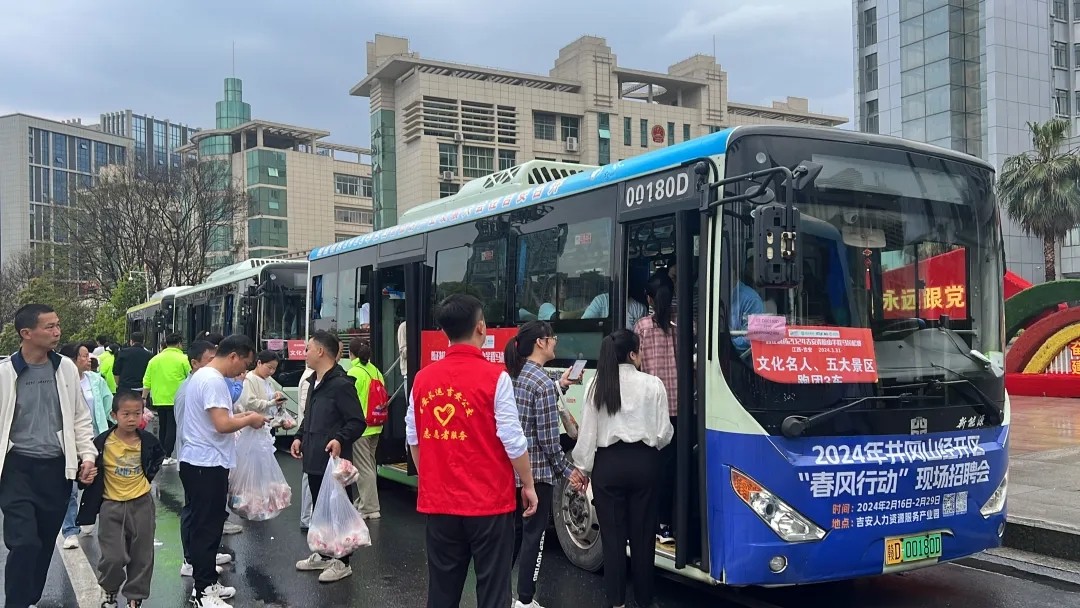 吉安公交:馬拉松賽道上的流動風(fēng)景線