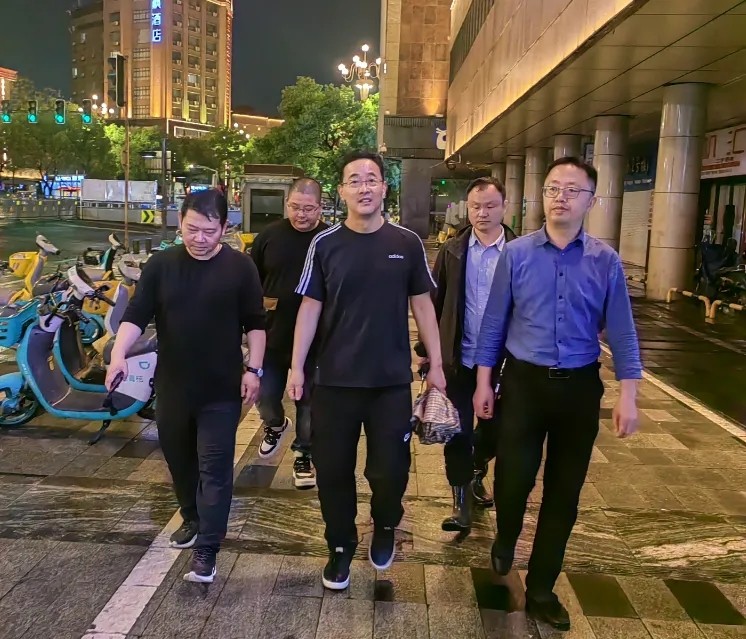 穆孫祥督導長運物業(yè)夜間值班值守及惡劣天氣應急處置工作