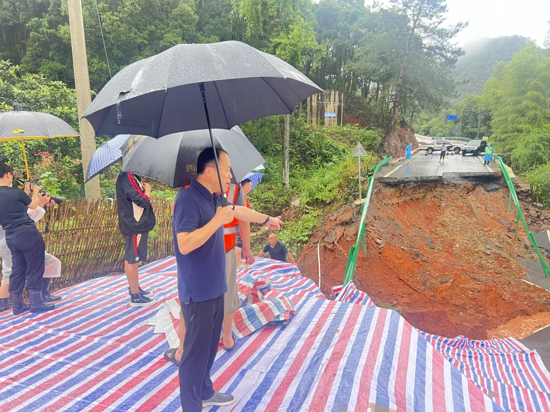 九江長(zhǎng)運(yùn):道路塌陷交通中斷 緊急調(diào)度保暢通