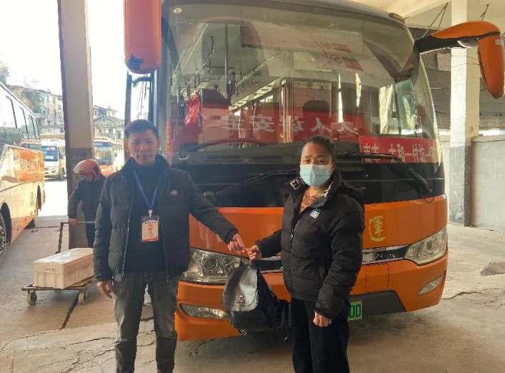 撫州長運:公交司機(jī)拾金不昧 溫暖乘客冬日出行