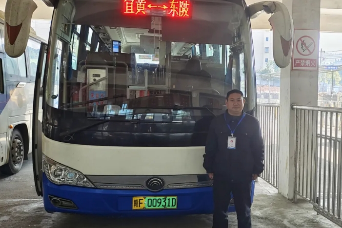 撫州長運:路遇大貨車側(cè)翻 公交司機快速下車救助