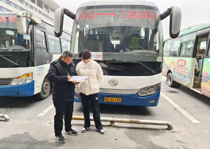 上饒汽運(yùn):開(kāi)展車(chē)輛安全檢查 護(hù)航“元旦”交通運(yùn)輸安全