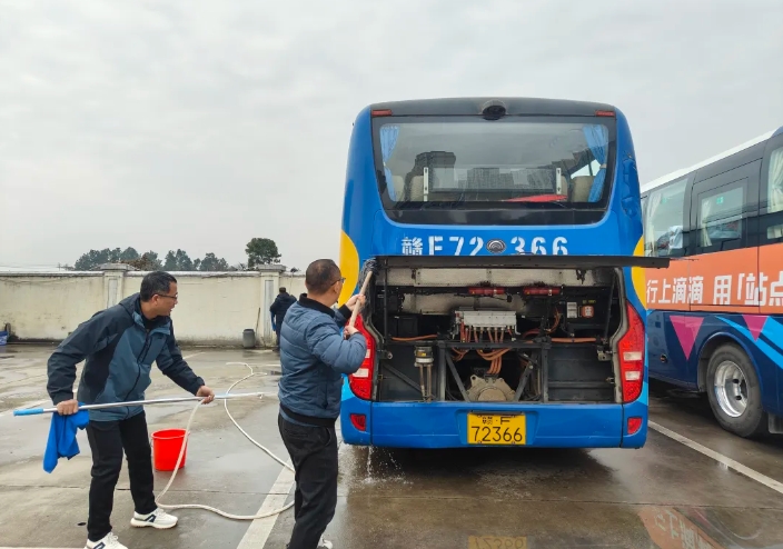 撫州長運:崇仁分公司開展元旦前車輛大清洗活動