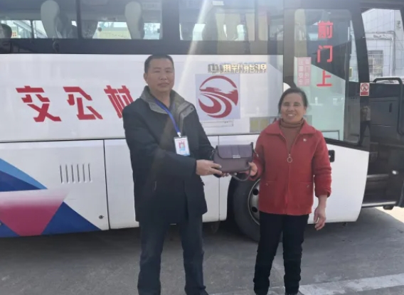 撫州長(zhǎng)運(yùn)：寒冬拾金不昧 溫暖乘客回家路