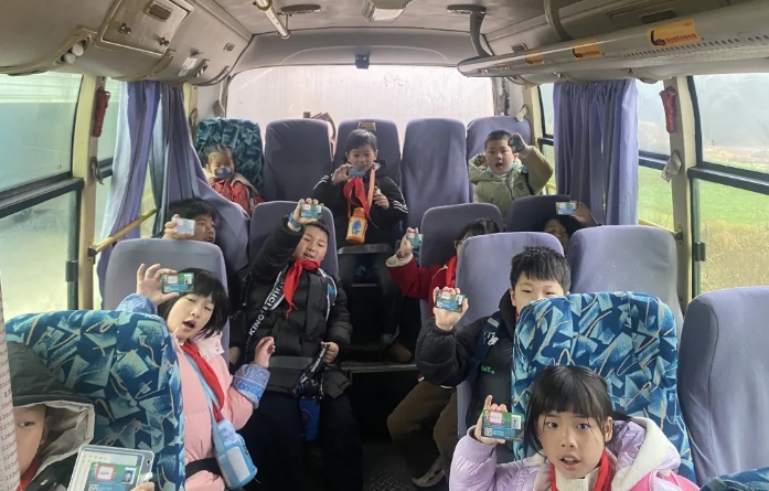 上饒汽運：鎮(zhèn)村公交學(xué)生乘車卡上線 獲家長好評