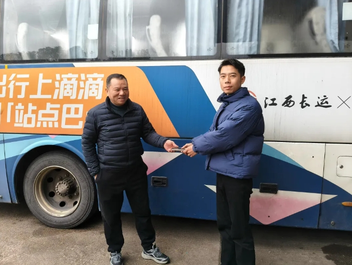 上饒汽運(yùn)：鉛饒公司駕駛員拾金不昧 手機(jī)完璧歸趙