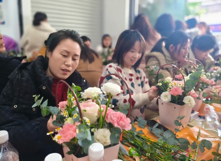 撫州長(zhǎng)運(yùn)：金溪分公司聯(lián)合縣農(nóng)商銀行開(kāi)展三八婦女節(jié)活動(dòng)