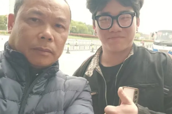 都市城際公交：駕駛員說(shuō)“能幫上忙我也高興！”