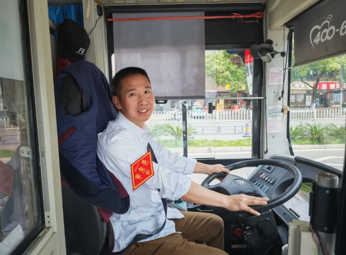 凡人微光 || 百萬(wàn)里程零風(fēng)險(xiǎn) 十米車(chē)廂暖鷹城