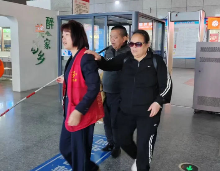 暖新聞 || 上饒汽運：一句“跟我走”溫暖了盲人夫婦