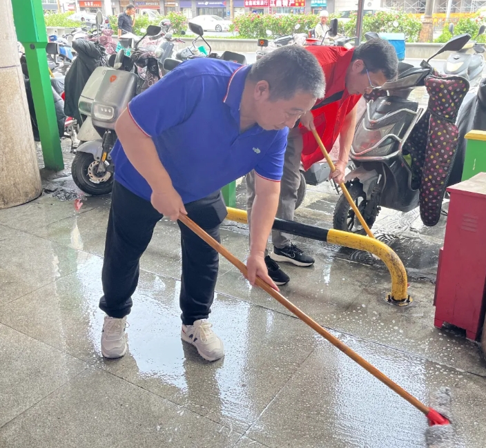 長運(yùn)物業(yè)開展沿街商鋪環(huán)境衛(wèi)生集中清洗整治活動(dòng)