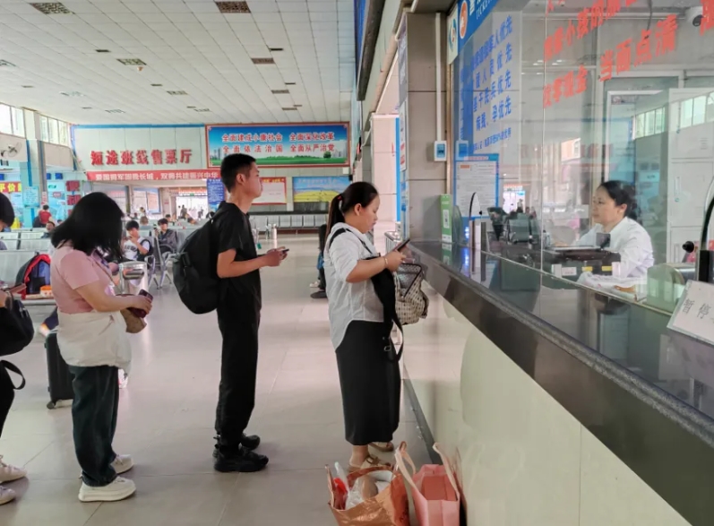 贛州方通：客運(yùn)工作者堅(jiān)守崗位 守護(hù)旅客平安出行
