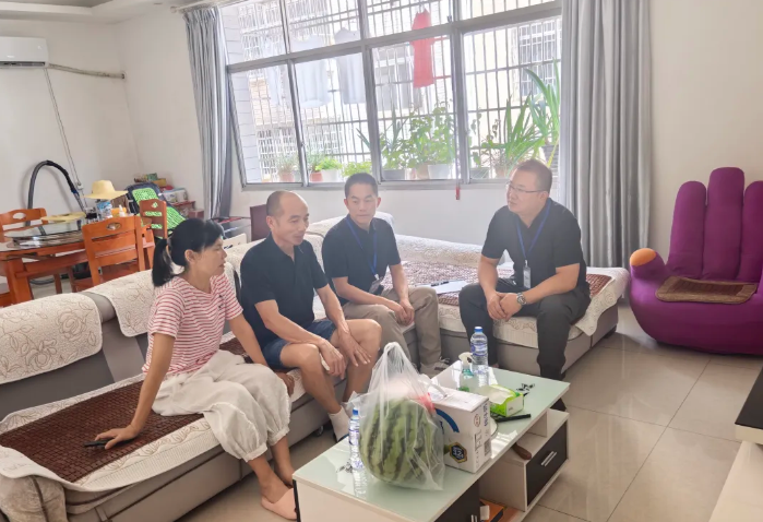 萍鄉(xiāng)長(zhǎng)運(yùn) 家訪暖心行   共筑同心橋