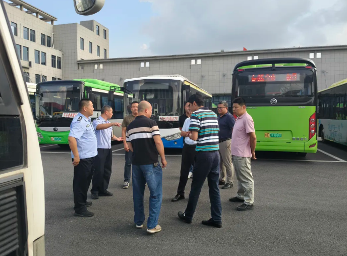 馬鞍山長(zhǎng)客：含山縣多部門(mén)聯(lián)合開(kāi)展老舊營(yíng)運(yùn)車(chē)輛現(xiàn)場(chǎng)核驗(yàn)工作